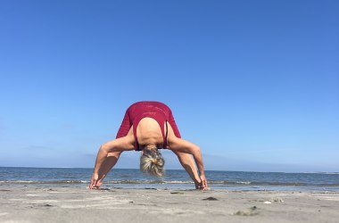 Yoga am Strand mit Elisabeth, &copy; Elisabeth B&uuml;ttner-Schwab