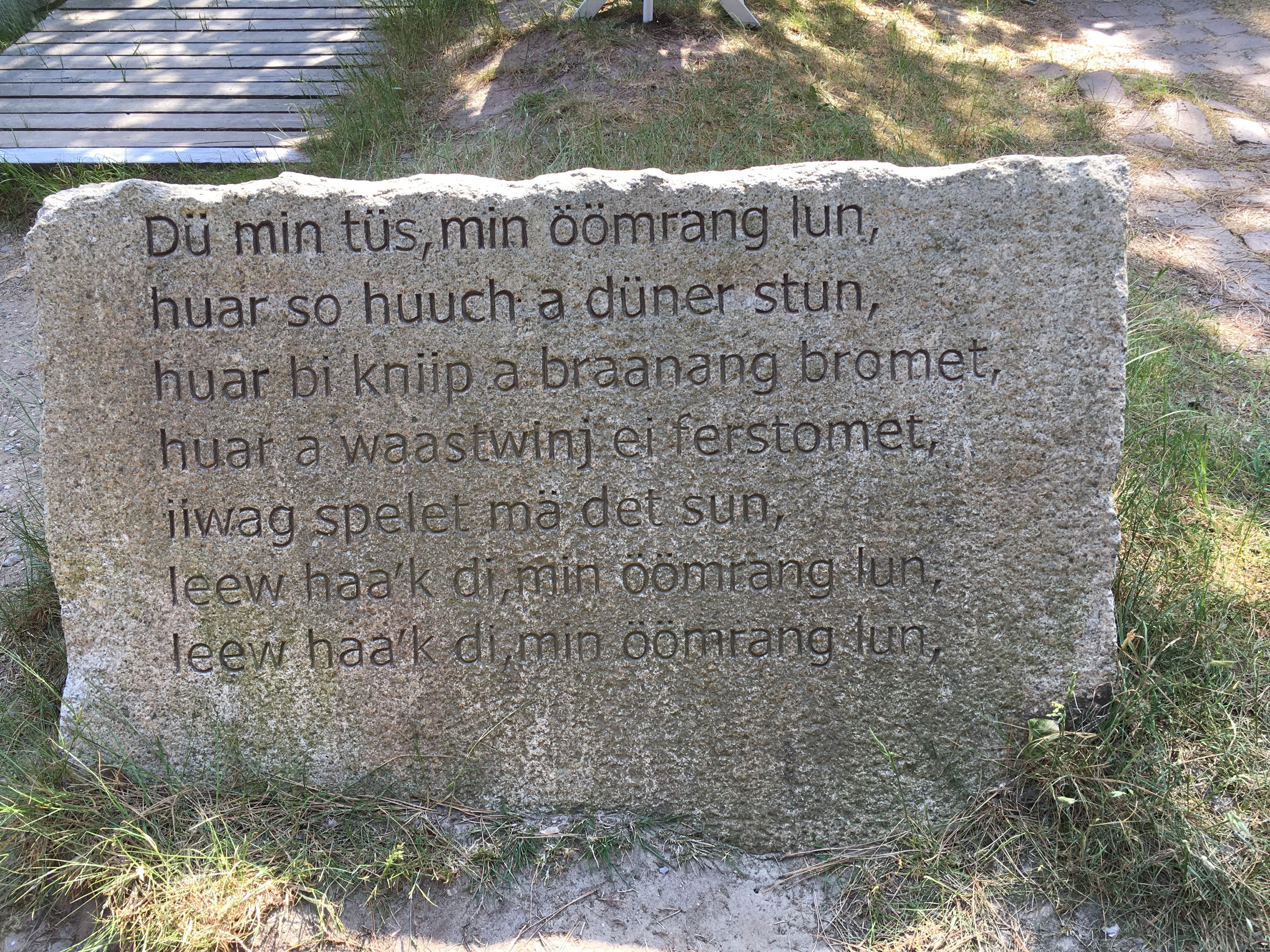 Wittdün, Kiefernweg - 1. Strophe "Min Öömrang Lun"