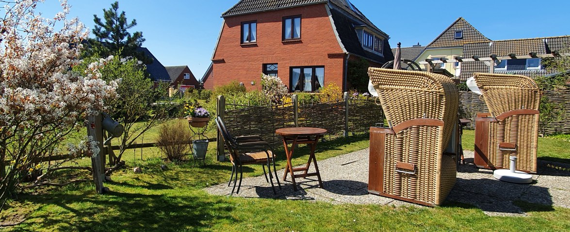 Die sonnige Strandkorbterrasse im hinteren Garten, &copy; Stephanie Schuldt