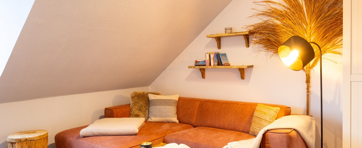 Ecksofa im Schlaf- und Wohnbereich, &copy; TOMAS