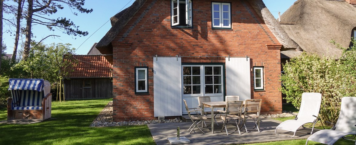 Terrasse mit Strandkorb und Liegen, © TOMAS