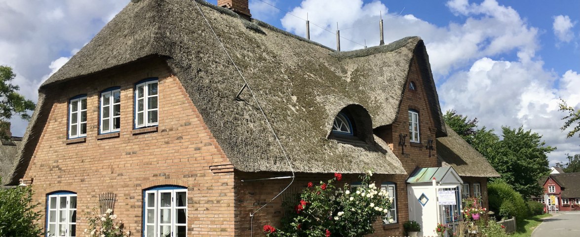 Im historischen Ortskern von Nebel liegt unser Ferienhaus mit liebevoll eingerichteten Ferienwohnungen und großzügigem Garten, © TOMAS