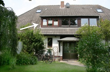 Aussenansicht vom Haus Fenja in Norddorf - Ferienwohnung Himmelreich oben links mit großem Fenster, © TOMAS