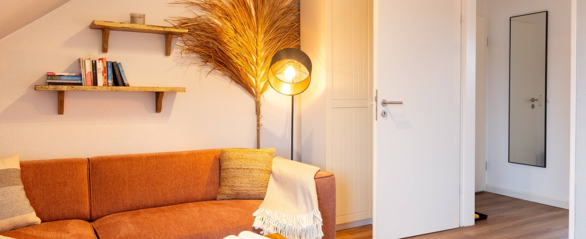 Ecksofa und Kleiderschrank, &copy; TOMAS