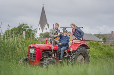Alter Amrumer auf Trecker zeigt den Weg, © Oliver Franke