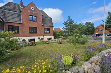 Die S&uuml;dfront des Hauses von der Stra&szlig;e aus gesehen, &copy; Hinrich Schuldt