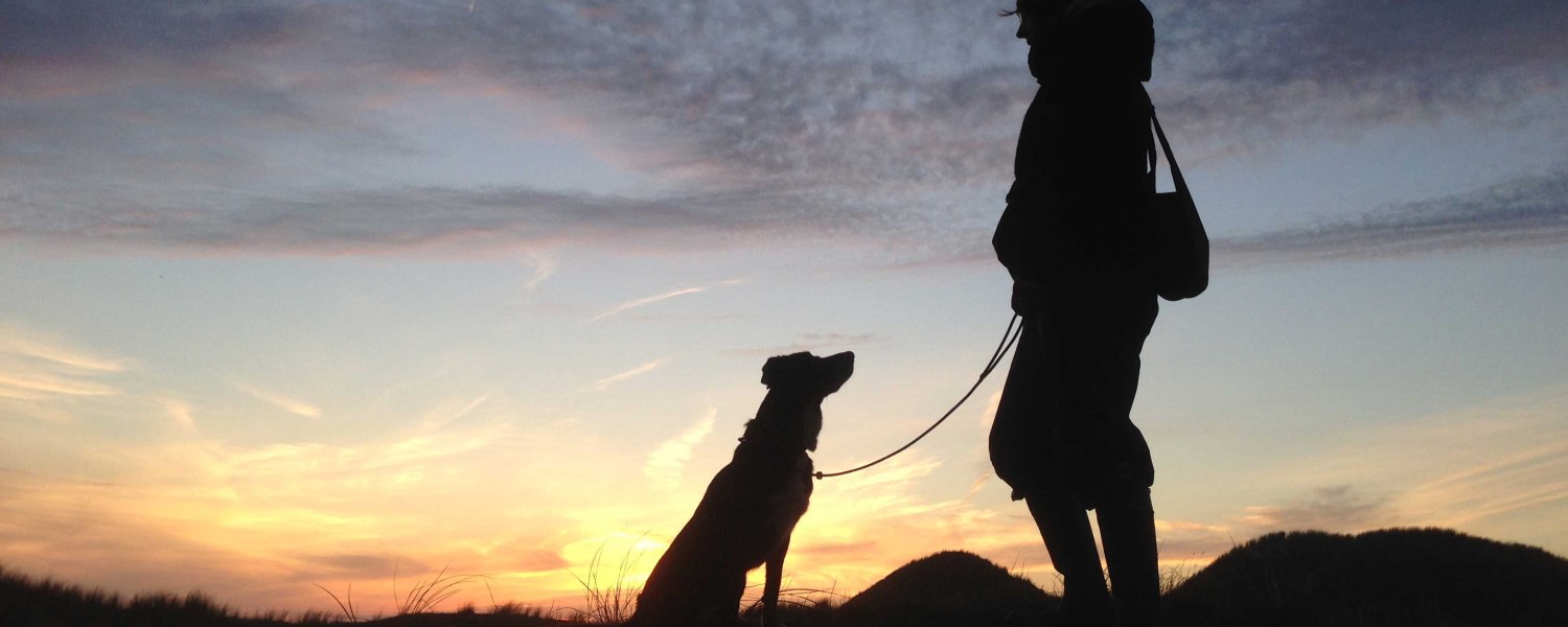 Hund-mit-Frauchen-Dünen-Amrum, © Kinka Tadsen
