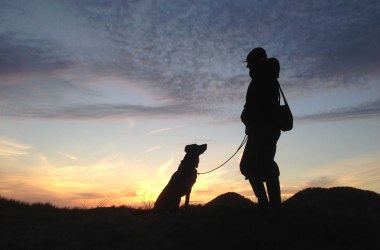 Hund-mit-Frauchen-Dünen-Amrum, © Kinka Tadsen