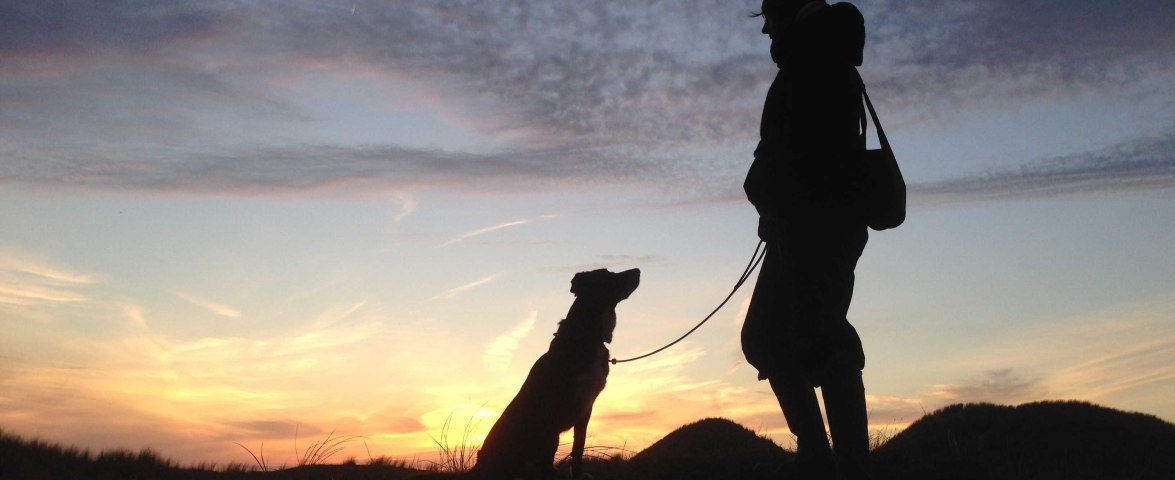 Hund-mit-Frauchen-Dünen-Amrum, © Kinka Tadsen