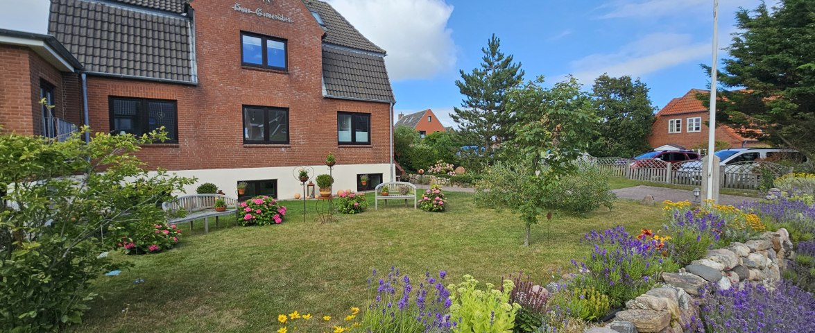 Die S&uuml;dfront des Hauses von der Stra&szlig;e aus gesehen, &copy; Hinrich Schuldt