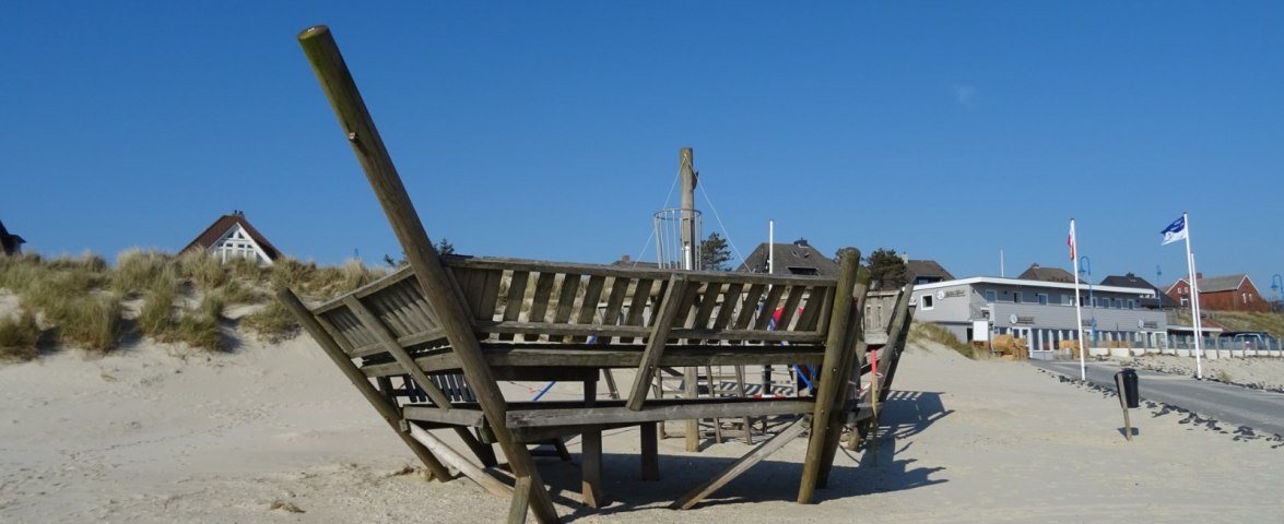 Wittd&uuml;n, Hauptstrand&uuml;bergang - Piratenspielschiff, &copy; Lars Rickerts