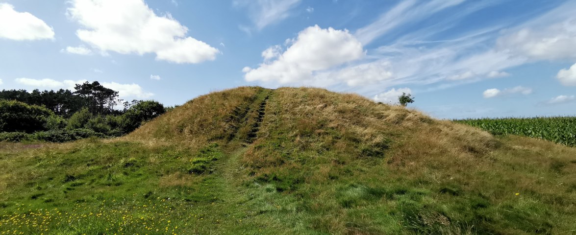 Gr&ouml;&szlig;tes H&uuml;gelgrab der Insel, &copy; Caroline Rohlmann