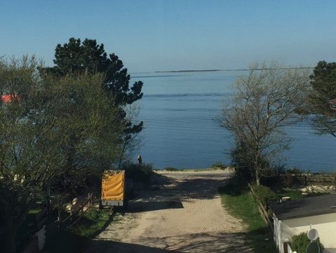 Das Meer vor der Tür ... Blick aus dem Treppenhaus, © TOMAS