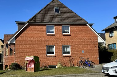 Haus Achtern Strand mit Parkplatz, &copy; Benjamin Hei&szlig;