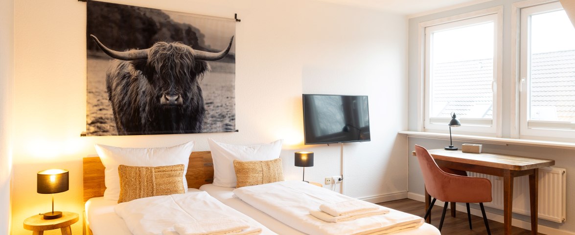 Bett und Schreibtisch, &copy; TOMAS