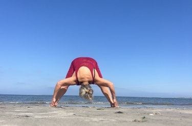 Yoga am Strand mit Elisabeth, &copy; Elisabeth B&uuml;ttner-Schwab