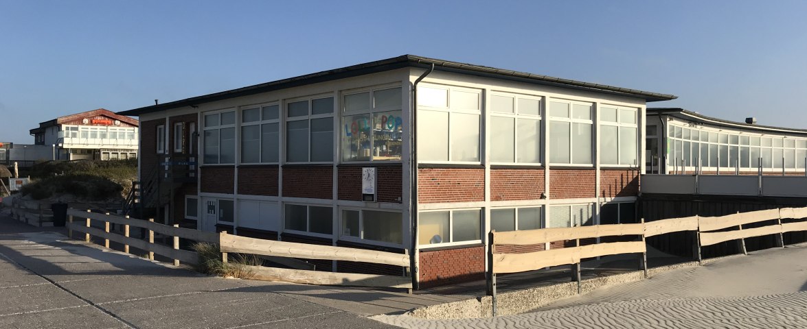 Lollypop-Gebäude am Hauptstrandübergang in Norddorf, © AT