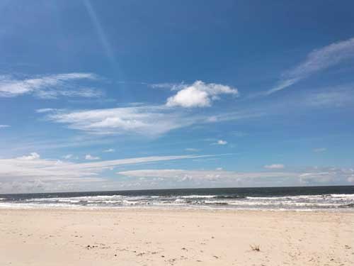 Der sch&ouml;ne Sandstrand l&auml;d zum Baden ein., &copy; Hellberg