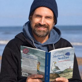 "Jakobsons Nordsee" Lesung für Kinder ab 5 Jahren, © c Jörn Peter Fischer "Jakobsons Nordsee" Lesung für Kinder ab 5 Jahren, © c Jörn Peter Fischer