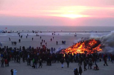 Osterfeuer am Nebeler Strand, © AmrumTouristik