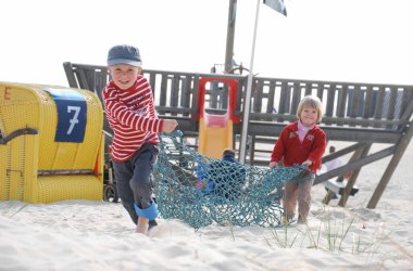 Kinder-am-Piratenschiff-Spielplatz-Amrum, © KQuedens