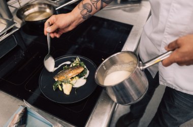 Zubereitung eines Fischgerichts , © Lennart Plambeck