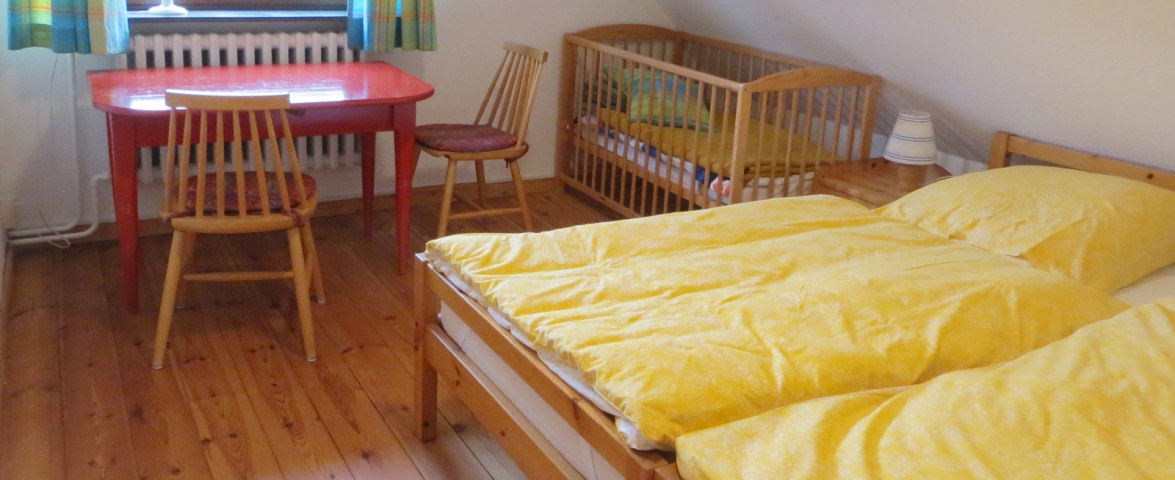 OG: Elternschlafzimmer mit Babybett, © TOMAS