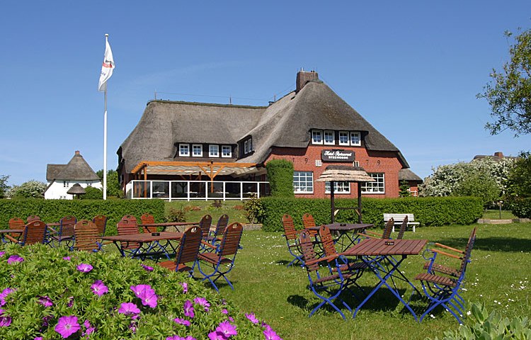 Idyllische Lage direkt am Wattenmeer - Das Hotel verfügt über insgesamt 8 Zimmer und 5 Ferienwohnungen, Wellnessbereich.