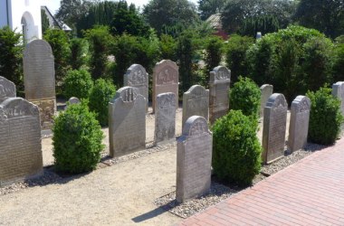 Nebel - erzählende Grabsteine bei St. Clemens Kirche (Bild von Ralf Simon), © St.-Clemens-Kirchengemeinde