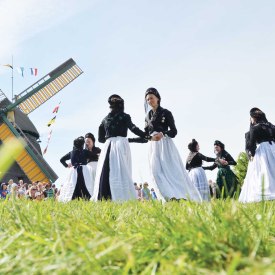 Friesentanz-bei-der-Mühle.-Nebel-Amrum, &copy; KQuedens