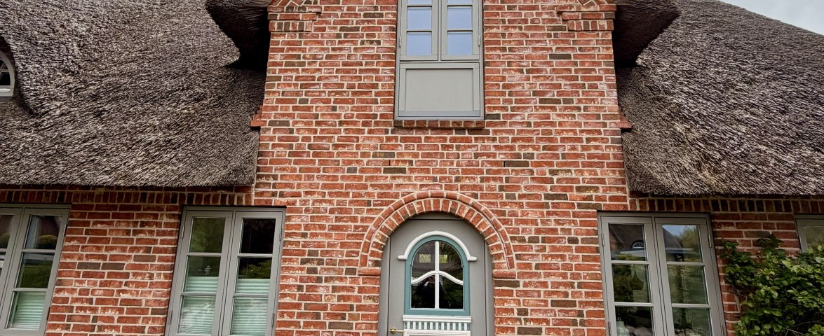 Blick auf den Eingang mti Friesengiebel, &copy; IB