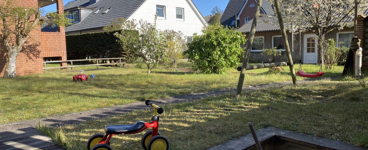 Spielplatz im Garten, &copy; Benjamin Hei&szlig;