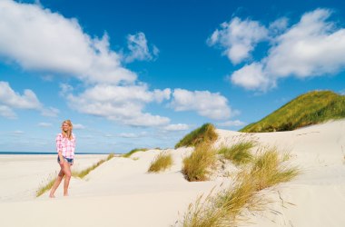 Frau am weiten Strand von Amrum, © KQuedens
