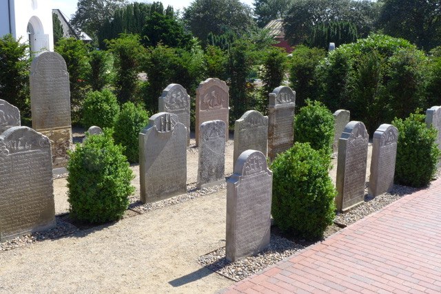 Nebel - erz&auml;hlende Grabsteine bei St. Clemens Kirche (Bild von Ralf Simon), &copy; St.-Clemens-Kirchengemeinde