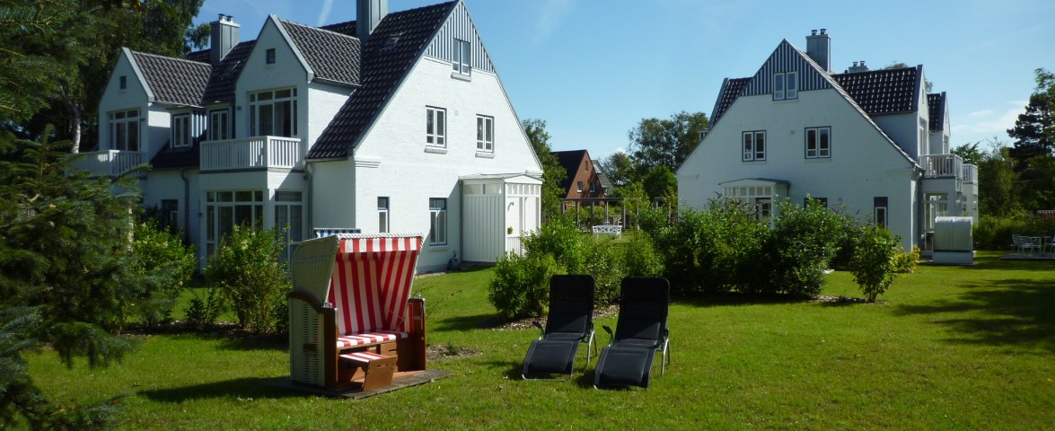 Gartenplatz mit Strandkorb und Liegen, © TOMAS