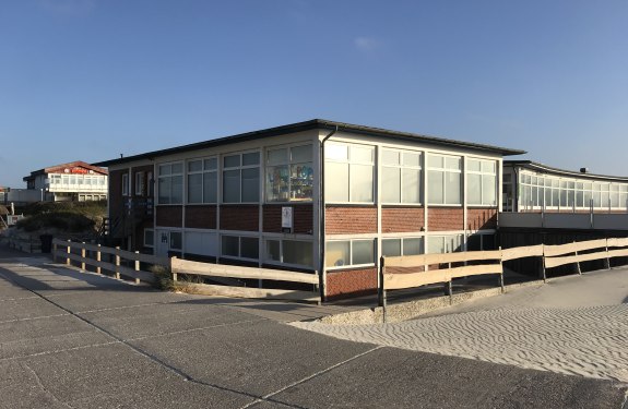 Lollypop-Geb&auml;ude am Hauptstrand&uuml;bergang in Norddorf, &copy; AT