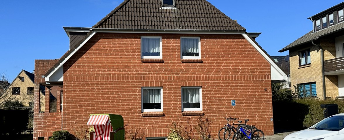 Haus Achtern Strand mit Parkplatz, &copy; Benjamin Hei&szlig;