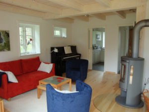 Sitzecke mit Kamin und Klavier, © TOMAS