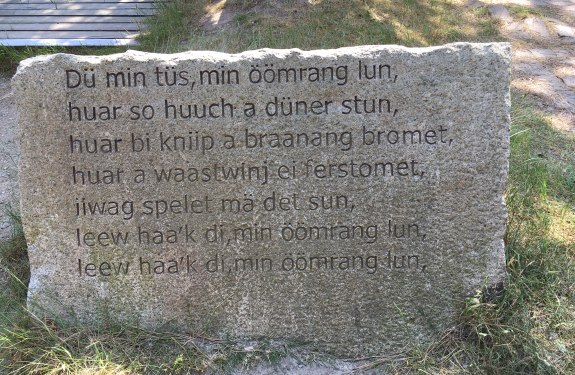Wittdün, Kiefernweg - 1. Strophe "Min Öömrang Lun", © AT