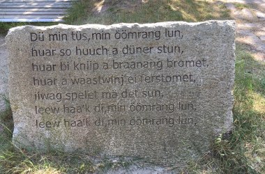 Wittdün, Kiefernweg - 1. Strophe "Min Öömrang Lun", © AT
