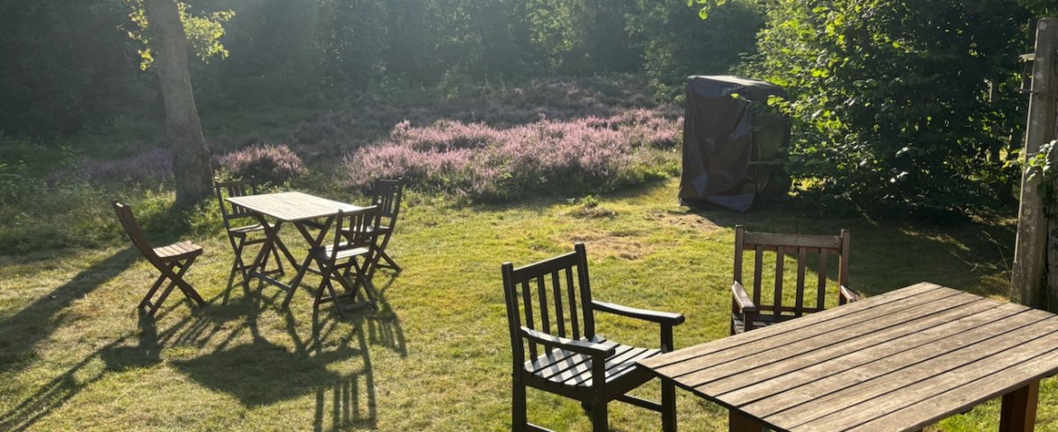 Pomuchelhüs - Gartenansicht, Abendlicht, © TOMAS