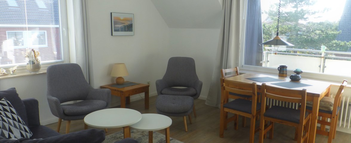 Wohnzimmer, Wlan, Fernseher, Radio, CD-Player, Balkon nach Westen mit 2 Gartenliegen, Sonnenschirm, © TOMAS